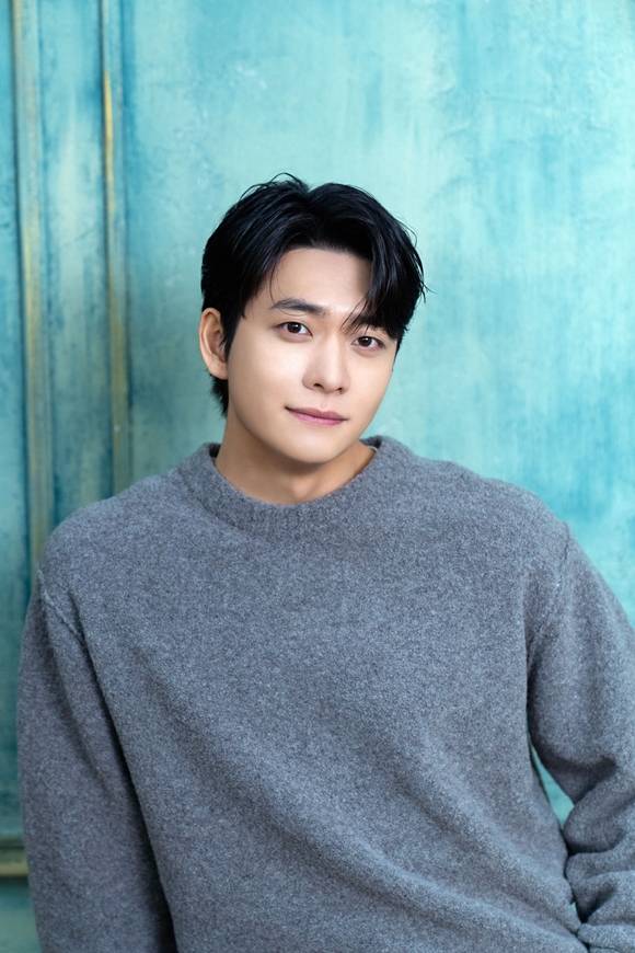 배우 강태오가 최근 서울 강남구 한 카페에서 <더팩트>와 만나 MBC 금토드라마 '이강에는 달이 흐른다' 인터뷰를 진행했다. /맨오브크리에이션