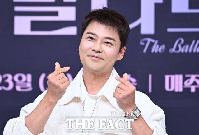 방송인 전현무가 과거 '나 혼자 산다' 방송에 나온 링거 투여 장면 당시 진료 기록 자료를 공개하며 '불법 의료 시술' 의혹을 부인했다. /박헌우 기자