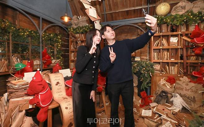 현대백화점 더현대 서울 5층 사운즈 포레스트에 조성된 해리의 크리스마스 공방'에서 고객들이 기념 촬영하고 있는 모습/사진-현대백화점