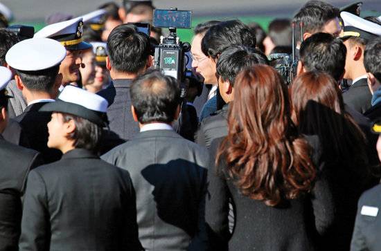 아들에게 계급장을 수여하는 이재용 회장 뒤로 기다리는 임세령 부회장.