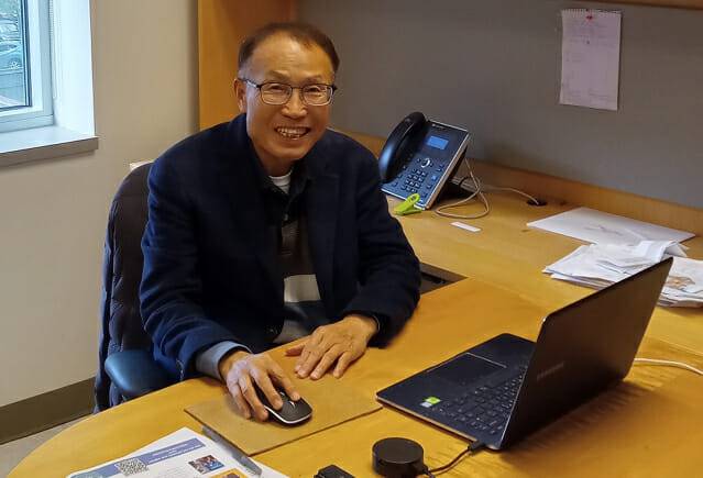 지난 해 말 미국 W&M대학 연구실서 포즈를 취한 김현탁 연구교수.(사진=김현탁 교수)