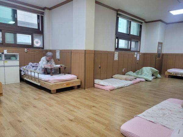 경도요양병원은 낙상 방지를 위한 '온돌 병동'에 높이가 낮은 침대를 설치하고 환자가 팔과 다리의 잔존능력을 극대화해 스스로 움직일 수 있도록 하고 있다. 조인경 기자