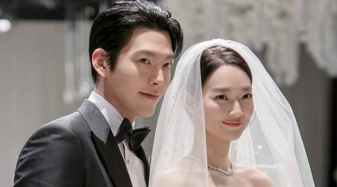 20일 결혼한 배우 김우빈, 신민아. 에이엠엔터테인먼트