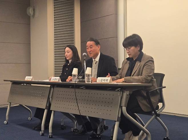 서종대 주택산업연구원장(가운데)이 23일 서울 중구 대한상공회의소에서 '2026년 주택시장 전망과 정책방향'을 주제로 열린 주택산업연구원 기자간담회에서 발언하고 있다. /정민하 기자