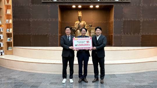 세종청년창업사관학교 출신인 ㈜에이티엘 정동민 대표(왼쪽)와 ㈜팜코 임종민 대표(오른쪽)이 23일 이상호 세종시 자치행정국장(가운데)에게 고향사랑기부금 350만 원을 공동 기부했다. 세종시 제공