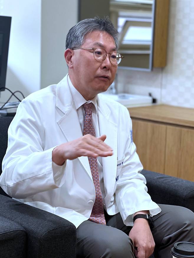 13일 경기 성남시 분당서울대병원에서 백남종 분당서울대병원 교수가 최근 질병 패턴의 변화와 비대면 진료의 필요성에 대해 설명하고 있다. 
원격의료산업협의회 제공