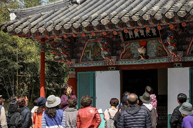 4월 전북 남원시 광한루원에서 켄싱턴리조트 지리산남원 주최로 진행한 지역 버스 투어 프로그램에 참여한 고객들이 관광해설사의 설명을 듣고 있다. 이랜드파크 제공