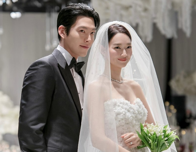 에이엠엔터테인먼트가 지난 20일 서울 중구 신라호텔 다이너스티홀에서 열린 배우 신민아와 김우빈의 결혼식 사진을 22일 공개했다. /사진=에이엠엔터테인먼트 제공, 뉴스1화상 /사진=파이낸셜뉴스 사진DB