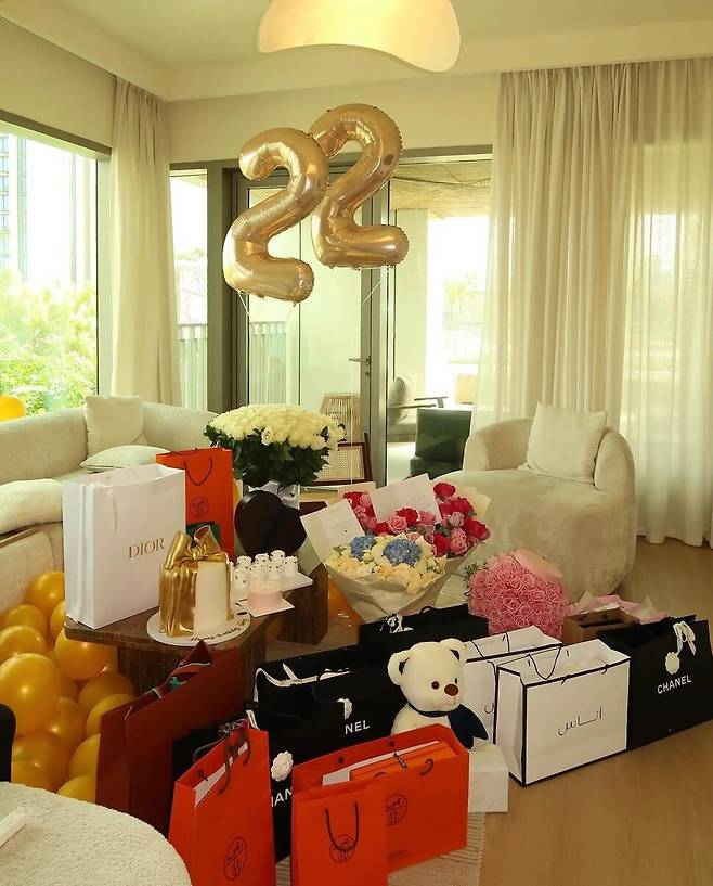 지난 9월 아랍에미리트 두바이에서 열린 바샤르 아사드 전 대통령의 동생 마헤르의 딸인 샴 아사드의 22번째 생일 파티를 촬영한 사진. 에르메스, 샤넬, 디올 등 명품 선물을 담은 쇼핑백이 여럿 보인다.