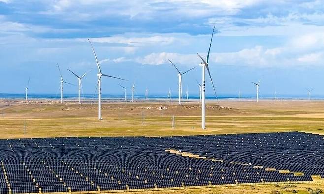 중국 신장웨이우얼(위구르)자치구 알타이현에 있는 풍력·태양광 발전 시설. 신화망 갈무리