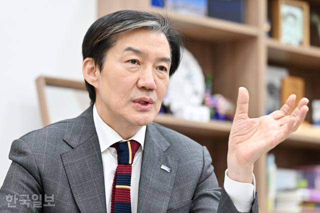 조국 조국혁신당 대표가 19일 국회 당대표실에서 본보와 인터뷰하고 있다. 민경석 기자