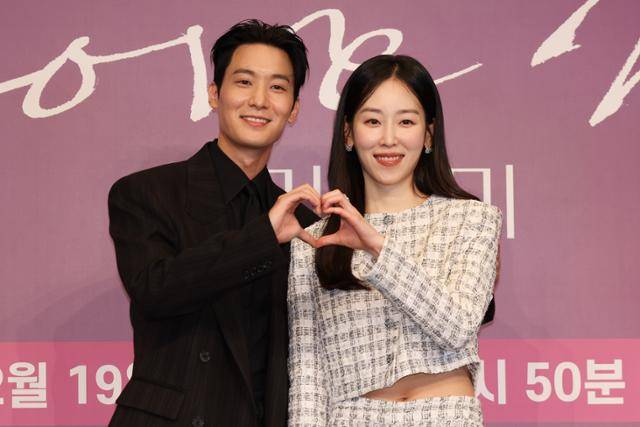 배우 장률(왼쪽), 서현진이 18일 서울 구로구 더링크 호텔에서 열린 JTBC 새 금요시리즈 '러브 미' 제작발표회에서 포즈를 취하고 있다. 연합뉴스
