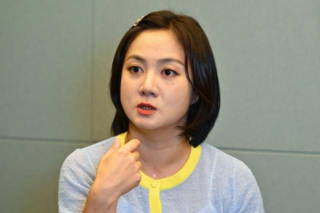 코미디언 박나래의 전 매니저 A씨가 '나 혼자 산다' 촬영 당시 많은 관심을 받았던 박나래의 요리와 뒷정리를 도맡았다며 불합리한 처우를 토로했다. 한국일보 자료사진