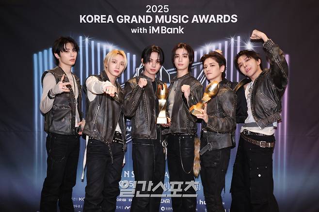 ‘2025 코리아 그랜드 뮤직 어워즈 with iM뱅크’(2025 KGMA) 첫날 아티스트데이가 14일 오후 인천 영종도 인스파이어 아레나에서 펼쳐졌다. 보이넥스트도어가 수상 후 트로피 세리머니를 하고 있다. 영종도(인천)=KGMA특별취재단/2025.11.14./