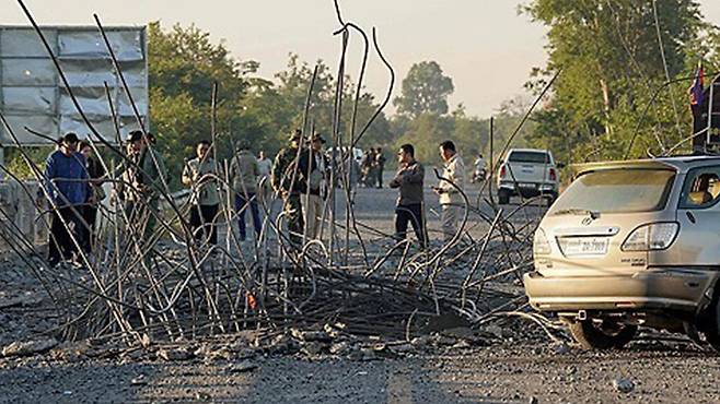 태국 공습으로 파손된 캄보디아 도로