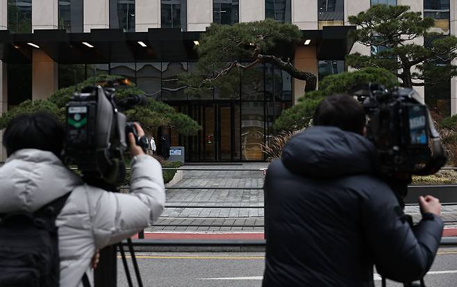 쿠팡 수사 무마·퇴직금 미지급 의혹을 수사하는 안권섭 특별검사팀이 쿠팡에 대한 강제수사에 착수하며 압수수색 중인 23일 서울 송파구 문정동 쿠팡풀필먼트서비스(쿠팡CFS) 입구 모습. 2025.12.23 [사진=연합뉴스]