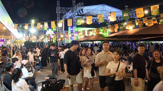 충남 예산에서 개최된 맥주축제에서 관광객들이 맥주를 들고 축제를 즐기고 있다. [사진 예산군]