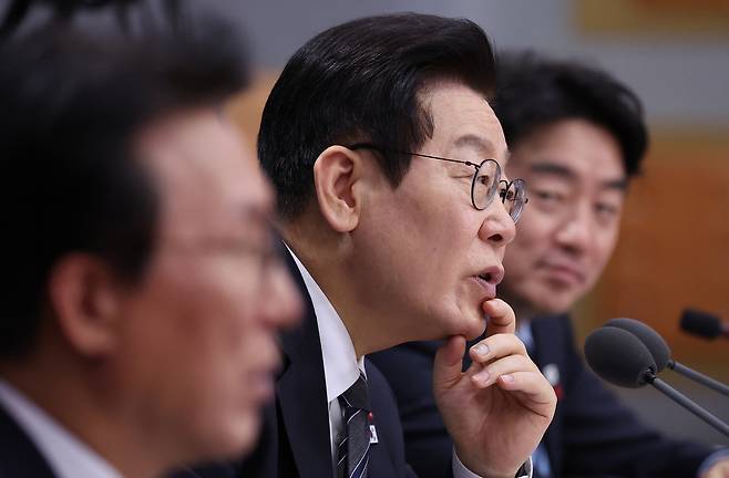 이재명 대통령이 19일 정부서울청사 별관에서 열린 금융위원회·금융감독원 등 업무 보고에서 이찬진 금감원장에게 질문하고 있다. 연합뉴스