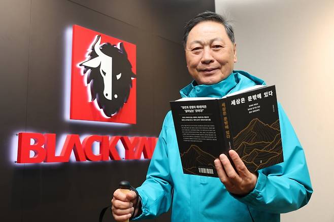강태선 블랙야크 회장이 서울 양재동 블랙야크 본사에서 한국경제신문과 인터뷰하고 있다. 최혁 기자
