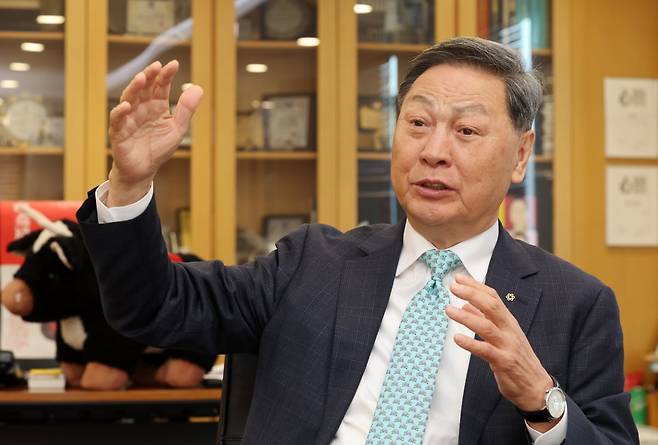 강태선 블랙야크 회장이 서울 양재동 블랙야크 본사에서 한국경제신문과 인터뷰하고 있다. 최혁 기자
