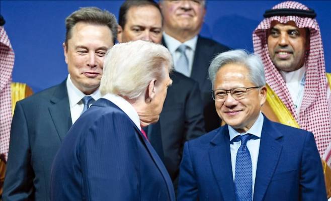 도널드 트럼프 미국 대통령이 지난달 미국 워싱턴DC 케네디센터에서 열린 포럼에서 젠슨 황 엔비디아 최고경영자(CEO·오른쪽), 일론 머스크 테슬라 CEO와 대화하고 있다.  사진=AFP 연합슈느﻿