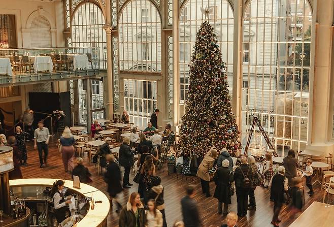 영국 런던의 코벤트 가든에 위치한 로열 오페라 하우스(ROH) 내 트리 장식. ROH 홈페이지.