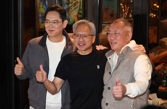 젠슨 황 엔비디아 최고경영자가 10월 30일 서울 강남구 깐부치킨 삼성점에서 이재용 삼성전자 회장, 정의선 현대차그룹 회장과 함께 '치맥' 회동 후 기념촬영을 하고 있다. 사진=문경덕 한국경제신문 기자