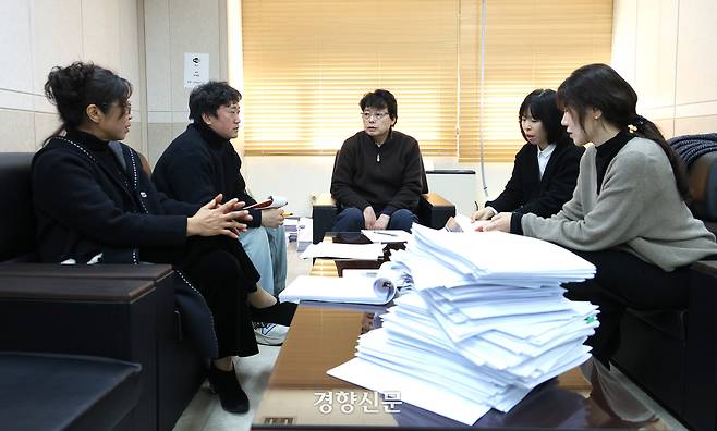 소설가 정지아, 김홍, 전성태, 김미월과 문학평론가 이소(왼쪽부터)가 지난 17일 서울 경향신문사에서 열린 ‘2026 경향신문 신춘문예’ 소설 심사에 참여해 이야기 나누고 있다. 김창길 기자