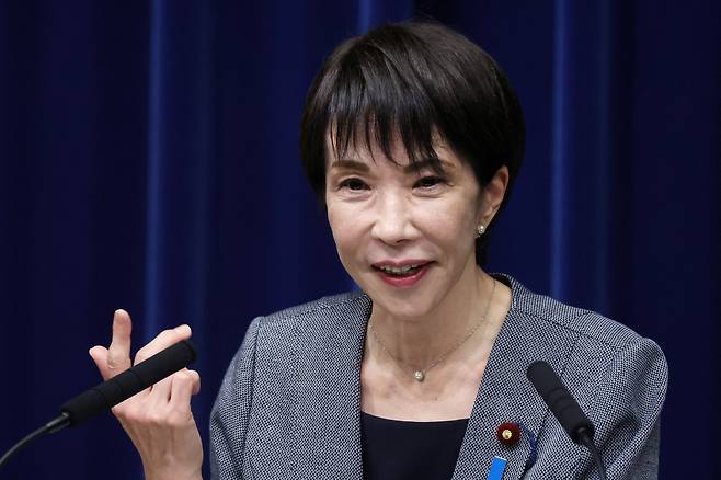 다카이치 사나에 일본 총리가 지난 17일(현지시간) 일본 도쿄 총리 관저에서 기자회견을 하고 있다. 로이터연합뉴스