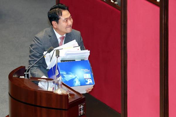 국민의힘 장동혁 대표가 23일 국회에서 열린 본회의에서 ‘내란전담재판부 설치법안’에 반대하는 필리버스터를 24시간 진행한 뒤 발언대에서 내려오고 있다. 연합뉴스