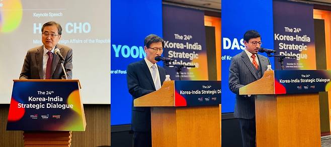From left: South Korean Foreign Minister Cho Hyun, Yoon Young-kwan, chairman of the Asan Institute for Policy Studies, and Indian Ambassador to Korea Gourangalal Das speak during the 24th Korea-India Strategic Dialogue at Lotte Hotel in Seoul on Thursday. (Sanjay Kumar/The Korea Herald)