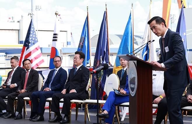 President Lee Jae Myung (seated, fourth from left) listens to welcoming remarks by Kim Dong-kwan, vice chair of Hanwha Group, during the naming ceremony of the TS State of Maine at Hanwha Philly Shipyard in Philadelphia, on Aug. 26. (Newsis)