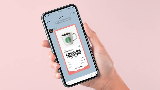 The photo shows a gifticon (mobile gift voucher) transaction. [JOONGANG ILBO]