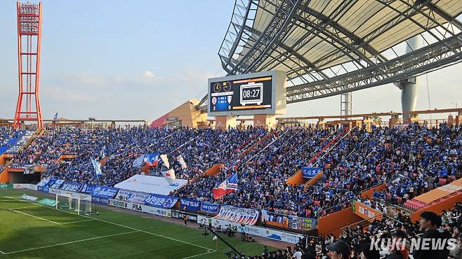 수원 삼성의 팬들이 7일 오후 2시 제주월드컵경기장에서 열린 제주SK와 2025 하나은행 K리그 승강 플레이오프 2차전 후반 추가시간 8분 응원을 하고 있다. 송한석 기자