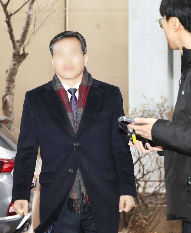 통일교 세계본부 총무처장 등을 맡았던 조모씨가 23일 서울 서대문구 경찰청에 출석하고 있다. 조씨는 통일교의 정치인 금품 로비 의혹과 관련해 참고인 신분으로 조사받았다. 연합뉴스