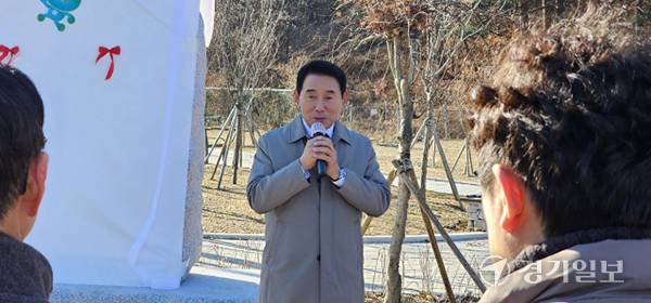 표지석 건립 기념 제막식에서 백영현 포천시장이 주민 주도 사업의 의미를 강조하며 창수면의 관광 성장 가능성을 언급하고 있다. 손지영기자