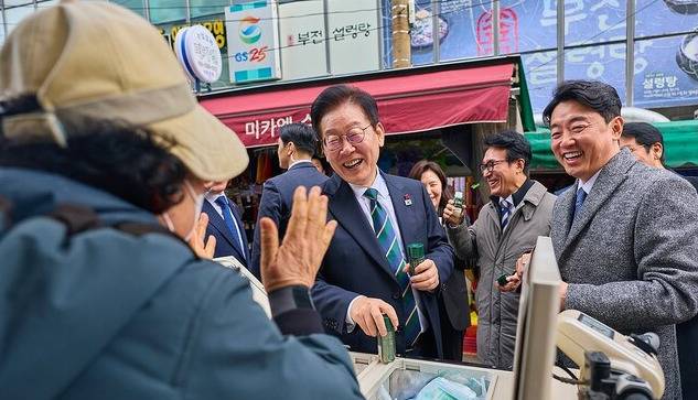 이재명 대통령이 23일 해양수산부 청사에서 국무회의를 마친 뒤 부산 부산진구 부전시장을 찾아 상인들과 이야기를 나누고 있다. 대통령실 제공