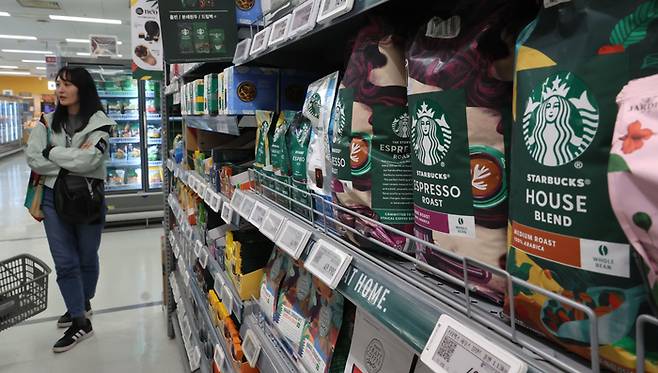 서울의 한 마트에 수입품들이 진열되어있다. [이승환기자]