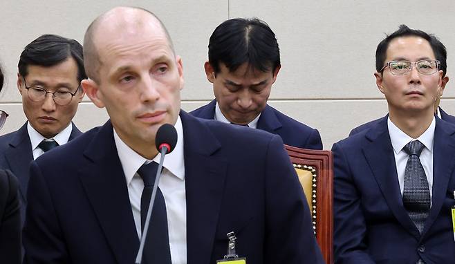 지난 17일 국회 과학기술정보방송통신위원회에서 열린 쿠팡 침해사고 관련 청문회에 증인으로 출석한 해롤드 로저스 쿠팡 대표이사가 의원들 질의에 답변하고 있다. [연합뉴스]