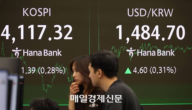 23일 하나은행 본점 딜링룸에 원달러 환율이 안내되고 있다.  [이승환기자]