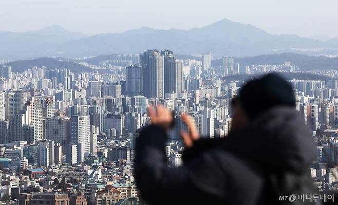 (서울=뉴스1) 장수영 기자 = 21일 서울 중구 남산에서 바라본 서울 도심 아파트 단지 모습.   정치권에 따르면 이날 서울 삼청동 총리공관에서 열리는  고위당정협의회에서 10·15 주택시장 안정화 대책의 보완 방안을 논의할 예정이다.  Copyright (C) 뉴스1. All rights reserved. 무단 전재 및 재배포,  AI학습 이용 금지. /사진=(서울=뉴스1) 장수영 기자