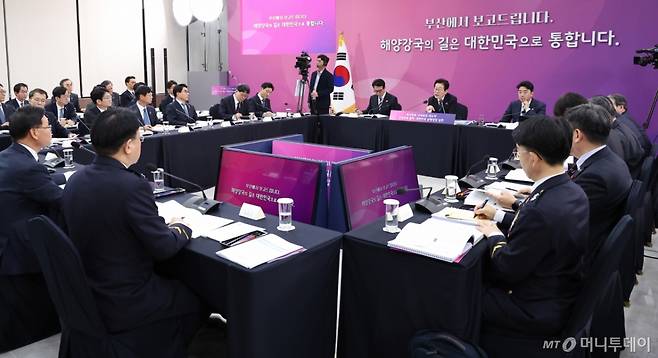 [부산=뉴시스] 최동준 기자 = 이재명 대통령이 23일 부산 동구 해양수산부 청사에서 열린 해수부 업무보고에서 발언하고 있다. (대통령실통신사진기자단) 2025.12.23. photocdj@newsis.com /사진=