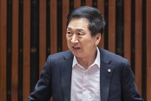 국민의힘 김기현 의원이 22일 국회에서 열린 의원 총회에 입장하고 있다. 김 의원은 이날 김건희 특검에 명품 가방 전달 관련 피의자로 소환됐다. 연합뉴스