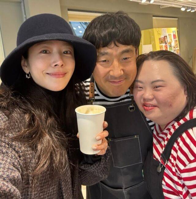 한지민이 작가 정은혜와 함께한 근황을 공개했다. / 한지민 인스타그램