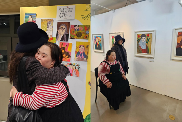 한지민이 작가 정은혜와 함께한 근황을 공개했다. / 한지민 인스타그램