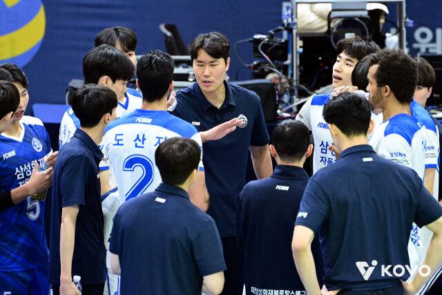 고 대행과 선수들./KOVO