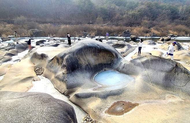 영월 요선암에 있는 쉼표 모양의 돌개바위 구멍이 MZ세대의 ‘인증샷’ 핫플레이스로 떠오르고 있다.