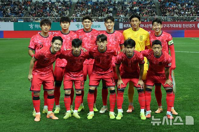 [대전=뉴시스] 조성우 기자 = 14일 오후 대전 유성구 대전월드컵경기장에서 열린 축구 국가대표팀 평가전 대한민국과 볼리비아의 경기, 한국 베스트11이 기념촬영을 하고 있다. 2025.11.14. xconfind@newsis.com
