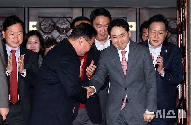 [서울=뉴시스] 조성봉 기자 = 장동혁 국민의힘 대표가 23일 오전 서울 여의도 국회 본회의장에서 내란전담재판부설치 관련 법안에 대한 무제한토론을 마치고 밖으로 나오며 김재원 최고위원과 악수를 하고 있다. 2025.12.23. suncho21@newsis.com