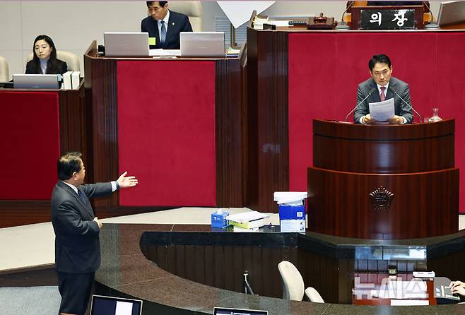 [서울=뉴시스] 김명년 기자 = 김병주 더불어민주당 의원이 23일 오전 서울 여의도 국회에서 열린 제430회국회(임시회) 제2차 본회의에서 '내란전담재판부설치 관련 법안'에 대한 반대 무제한토론(필리버스터)을 진행중인 장동혁 국민의힘 대표에게 찬성토론 기회를 주지 않는 것에 대해 항의하고 있다. 2025.12.23. kmn@newsis.com